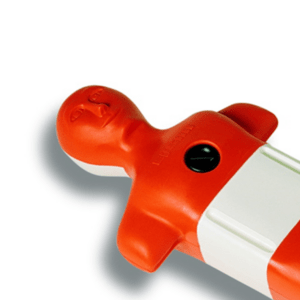 Tapón recambio de maniquí de socorrismo de color negro colocado en el torso de entrenamiento de PVC rojo y blanco.