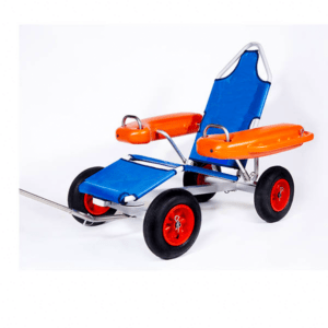 Silla anfibia para minusválidos de acero inoxidable con ruedas todoterreno, asiento azul y reposabrazos flotantes naranjas.
