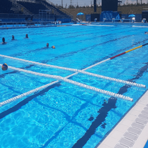 Línea transversal blanca de Ology instalada en piscina olímpica de competición