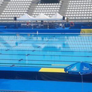 campo de juego waterpolo OLOGY reglamentario instalado en una piscina olímpica exterior.