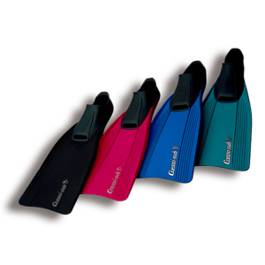 Aletas Clio azul de EVA flexible con talón de elastómero, ideales para entrenamientos y actividades acuáticas.