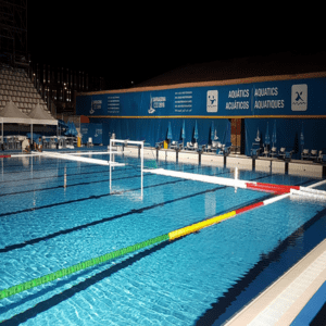 Línea longitudinal campo femenino de Ology instalada en piscina olímpica oficial
