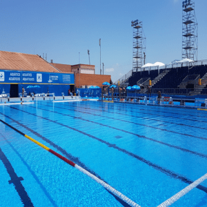 Línea longitudinal campo masculino de Ology instalada en piscina olímpica exterior